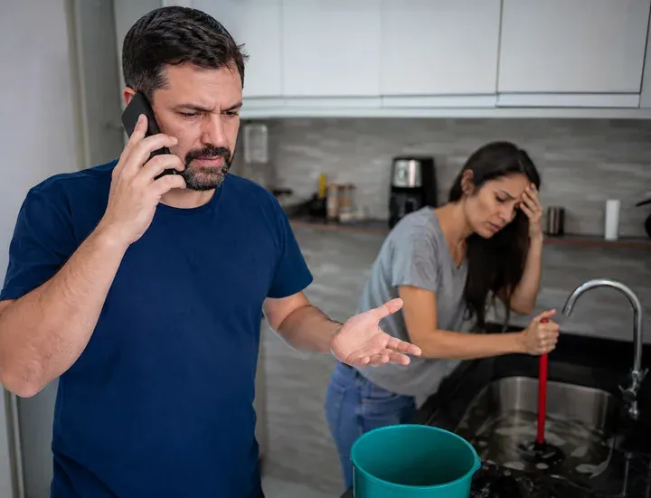 Detalhe do serviço de desentupimento com equipamento real